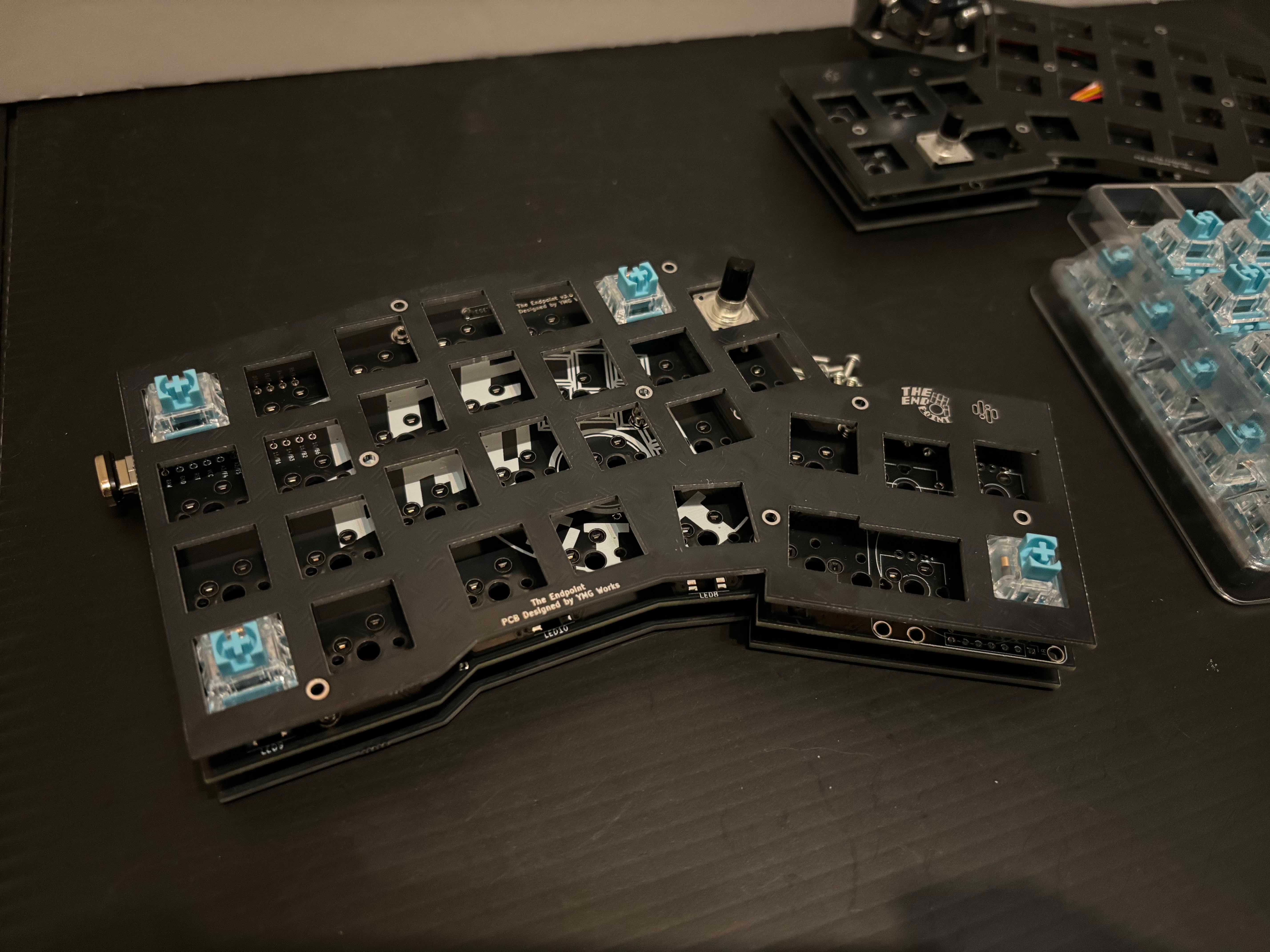 Fixing the plates with key switches set to the edges 